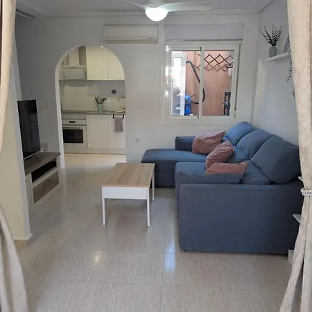 Spacious 3 Bedroom Home With Pool Rooftop Views And Parking *